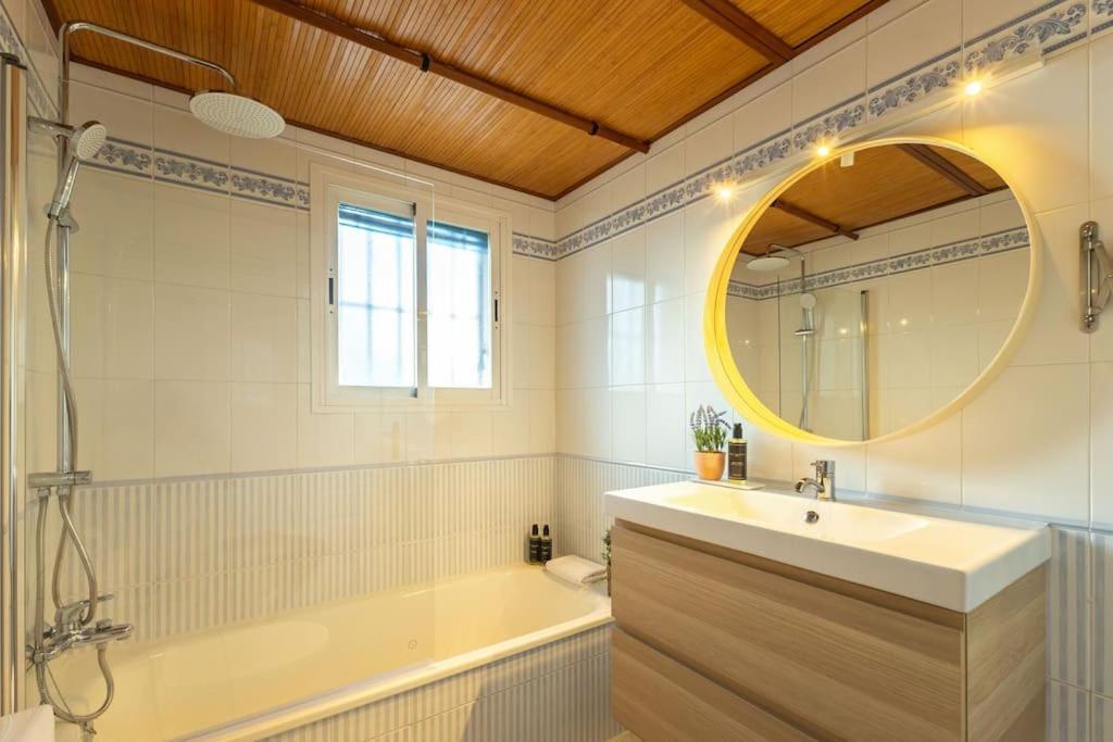 Triana Deluxe By Valcambre Apartment Sevilla Bagian luar foto