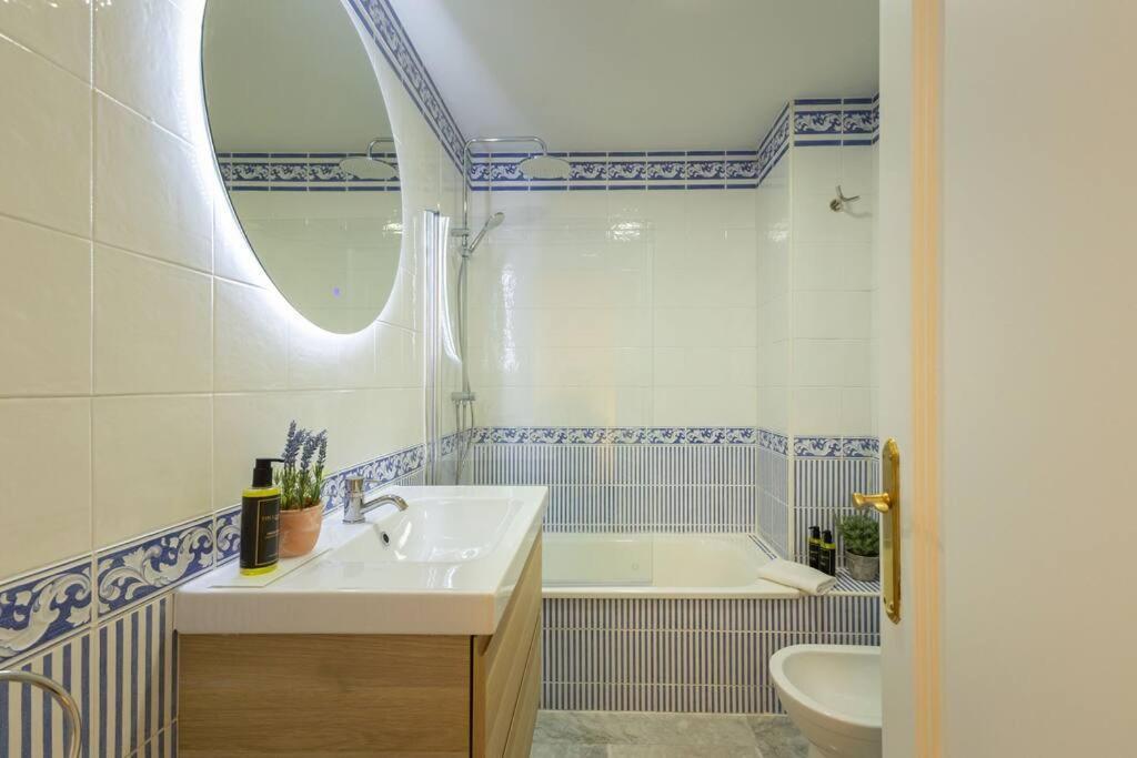 Triana Deluxe By Valcambre Apartment Sevilla Bagian luar foto
